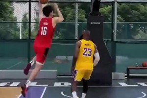 这也太美了吧！谷爱凌居然还会打篮球，和许诺同框显得小鸟依人~